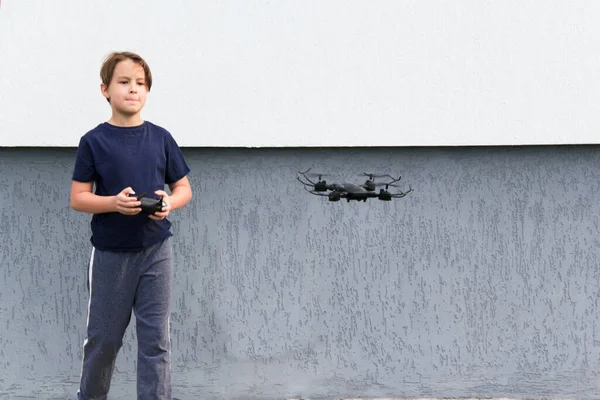 Ragazzo Controlla Drone Stagione Estiva Delle Vacanze — Foto Stock