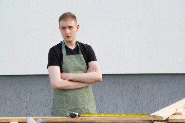 Genç adam evinin yanında duruyor. Genç adam evinin yakınında çalışıyor.. 