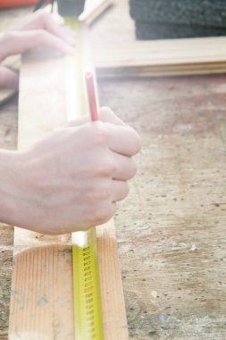 Ölçüm bandıyla eller