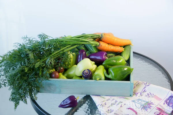 Много Овощей Помидоры Морковь Паприка Огурцы Столе Белый Фон — стоковое фото
