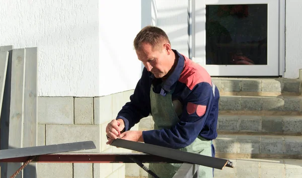 Quell Uomo Lavora Fuori Casa Sua Handyman Utilizza Una Rettificatrice — Foto Stock