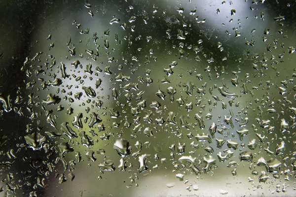 Bir pencere üzerinde su damlacıkları