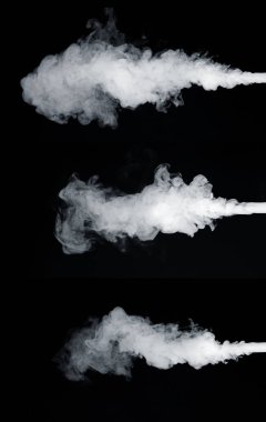 Siyah arkaplanda beyaz duman bulutu