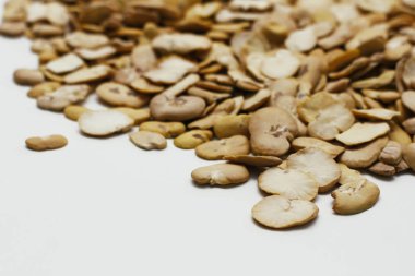 Kurutulmuş bölünmüş bakla beyaz arka plan üzerinde gevşek. 