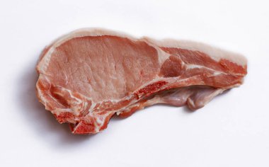 Taze domuz pirzola et çiğ beyaz arka plan üzerinde izole. Üstte görüntü.