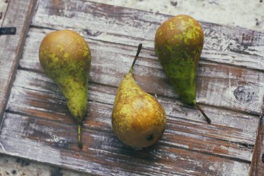 Ahşap arka plan üzerinde taze konferans armut seti. 