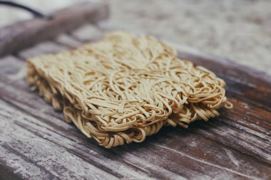 Ahşap gıda standı üzerinde kuru çiğ yumurta erişte seti. Hazır erişte pişirmeye hazır. 