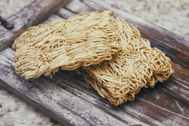 Ahşap gıda standı üzerinde kuru çiğ yumurta erişte seti. Hazır erişte pişirmeye hazır. 