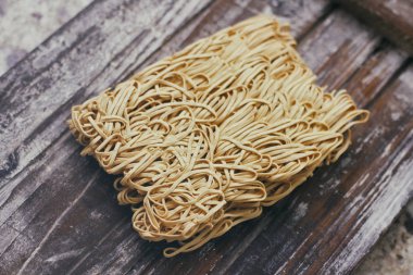 Ahşap gıda standı üzerinde kuru çiğ yumurta erişte seti. Hazır erişte pişirmeye hazır. 