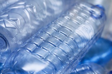 Mavi plastik şişeler konsept arka planı geri dönüştürür. Beyaz ın üzerine boş su şişeleri. Evcil hayvan ve ambalaj imalatı.