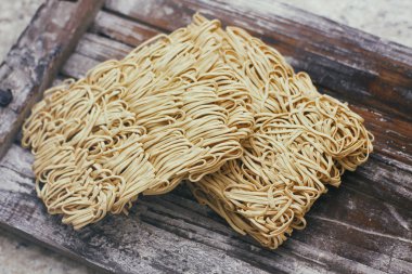 Ahşap gıda standı üzerinde kuru çiğ yumurta erişte seti. Hazır erişte pişirmeye hazır. 