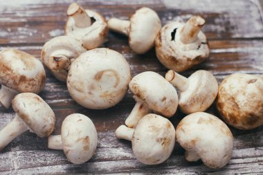 Tahta masada taze çiğ champignon mantar. Pişirme işlemi. Modern mutfak.
