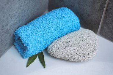 Spa terapisi için taş ve havlu seti. Mavi tonları. Masaj odası. Aroma ve akupunktur tedavisi. 