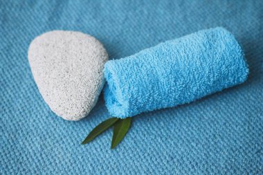 Spa terapisi için taş ve havlu seti. Mavi tonları. Masaj odası. Aroma ve akupunktur tedavisi. 