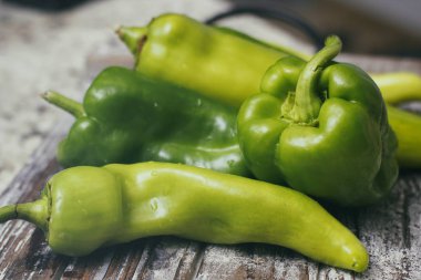Ahşap vintage masada yeşil biber seti. 