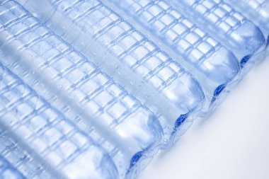 Plastik şişe kavramı. Mavi bardağı temizle. Atık geri dönüşümü. Yeniden kullanılabilir malzemeler. 