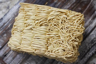 Ahşap masa üzerinde kuru çiğ anlık yumurta erişte seti. Pişirmeye hazır. Sarı geleneksel erişte. Wok. Asya mutfağı.  