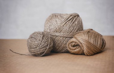 Zanaat kağıt üzerinde halat topları ayarlayın. Keten, kenevir pamuk. Ambalaj malzemeleri. 