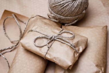 Paket paket kahverengi zanaat kağıt bağlı halat ile sarılmış. Boks süreci.