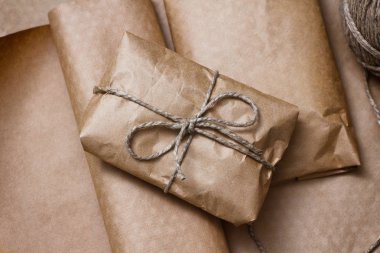 Paket paket kahverengi zanaat kağıt bağlı halat ile sarılmış. Boks süreci. 