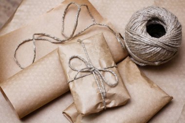 Paket paket kahverengi zanaat kağıt bağlı halat ile sarılmış. Boks süreci.