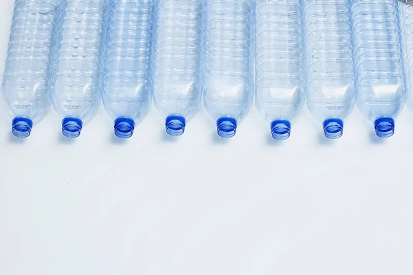 Niebieskie Plastikowe Butelki Recyklingu Koncepcji Tła Puste Butelki Wodę Biało — Zdjęcie stockowe