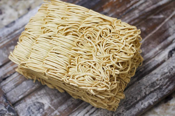 Ein Set Trockener Roher Instant Eiernudeln Auf Einem Holztisch Bereit — Stockfoto