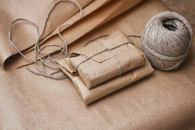 Mevcut kahverengi zanaat kağıt sarılmış ve kordon ile bağlı. Göndermek için paket. Mağaza paketi. 