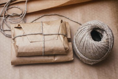 Mevcut kahverengi zanaat kağıt sarılmış ve kordon ile bağlı. Göndermek için paket. Mağaza paketi. 