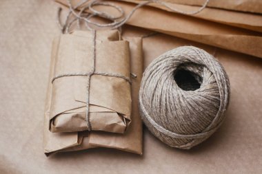 Mevcut kahverengi zanaat kağıt sarılmış ve kordon ile bağlı. Göndermek için paket. Mağaza paketi. 