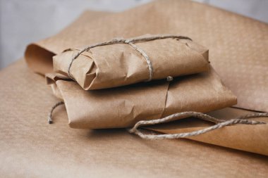 Paket paket kahverengi zanaat kağıt bağlı halat ile sarılmış. Boks süreci. 