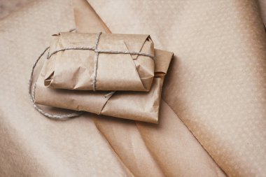 Paket paket kahverengi zanaat kağıt bağlı halat ile sarılmış. Boks süreci. 