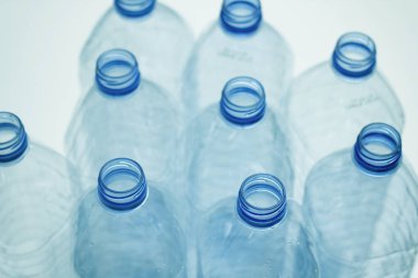 Plastik şişe kavramı. Mavi bardağı temizle. Atık geri dönüşümü. Yeniden kullanılabilir malzemeler. 