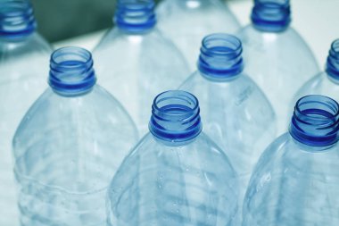 Plastik şişe kavramı. Mavi bardağı temizle. Atık geri dönüşümü. Yeniden kullanılabilir malzemeler. 