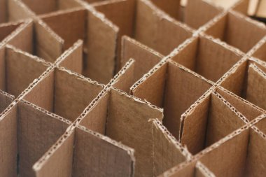 Şişeler için boş zanaat kağıt kutuları. 