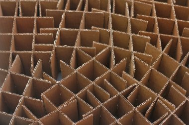 Şişeler için karton kutular. Karton boş ambalaj. Atık geri dönüşümü. Zanaat Kağıt koliler. 