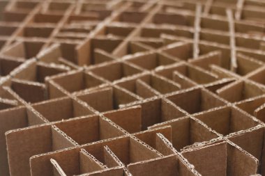 Şişeler için karton kutular. Karton boş ambalaj. Atık geri dönüşümü. Zanaat Kağıt koliler. 