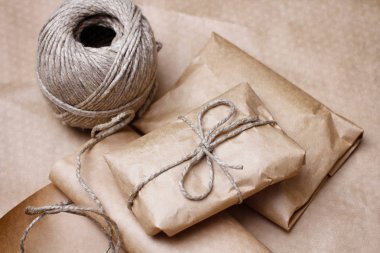 Paket paket kahverengi zanaat kağıt bağlı halat ile sarılmış. Boks süreci.