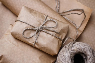 Paket paket kahverengi zanaat kağıt bağlı halat ile sarılmış. Boks süreci.