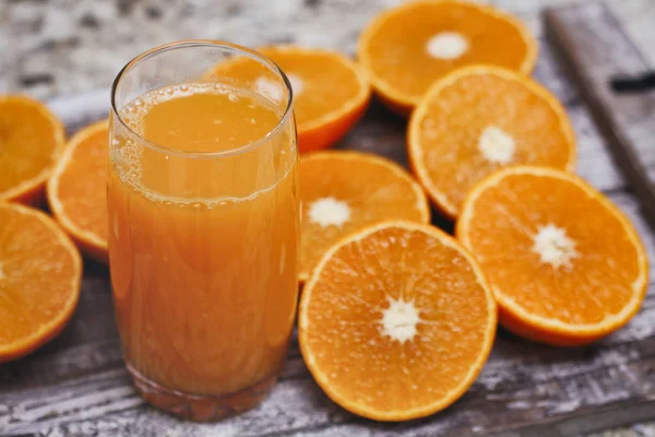 Verre Avec Jus Agrumes Frais Moitiés Mandarines Fruits Entiers Avec — Photo