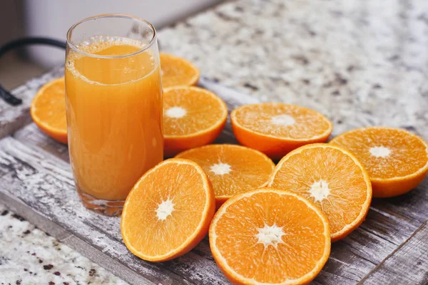 Vaso Con Zumo Cítricos Fresco Mitades Mandarinas Frutos Completos Con — Foto de Stock