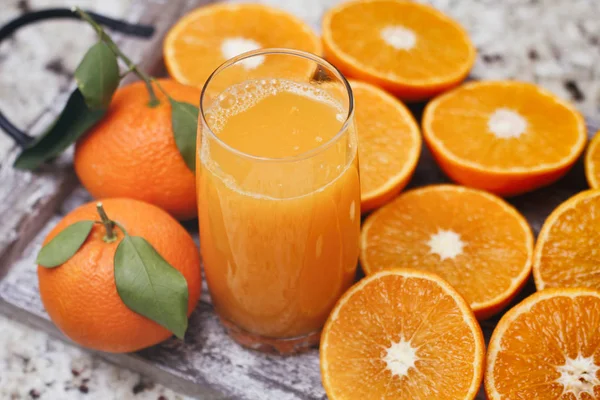 Üveg Friss Citruslé Fele Mandarin Teljes Gyümölcs Levelekkel Eledel Állvány — Stock Fotó