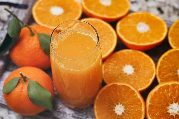 Bicchiere Con Succo Agrumi Fresco Metà Mandarini Frutti Pieni Con — Foto Stock