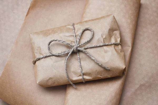 Paket Paket Kahverengi Zanaat Kağıt Bağlı Halat Ile Sarılmış Boks — Stok fotoğraf