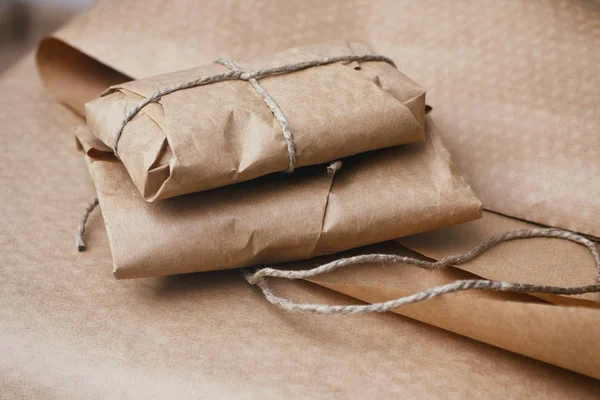 Pakket Pakket Verpakt Met Bruin Ambachtelijke Papier Gebonden Touw Boks — Stockfoto