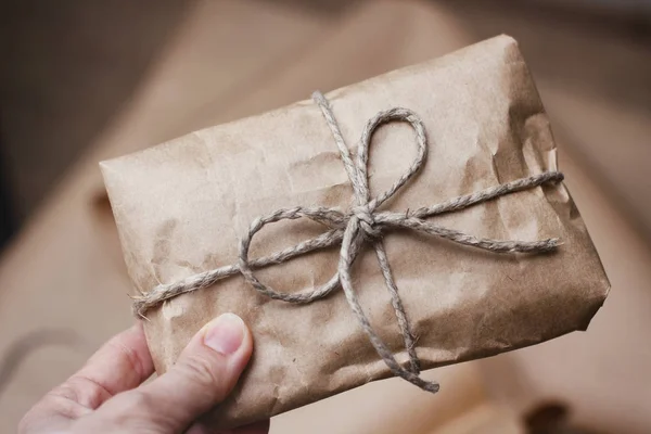 Hand Hålla Hantverk Paket Bundet Rep Leverans Paket — Stockfoto