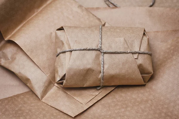 Paket Paket Kahverengi Zanaat Kağıt Bağlı Halat Ile Sarılmış Boks — Stok fotoğraf