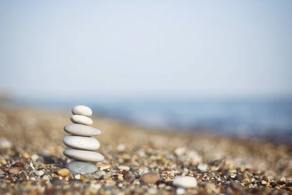 Stenen Toren Met Vervaagde Zee Achtergrond Piramide Aan Linkerkant Zen — Stockfoto