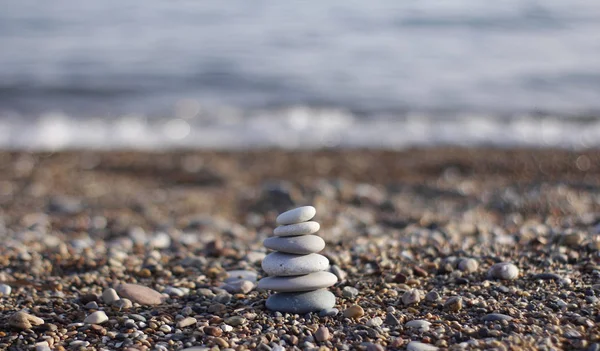 Stenen Toren Met Vervaagde Zee Achtergrond Piramide Het Midden Zen — Stockfoto