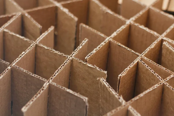 Şişeler için boş karton kutular. İçecekleri paketleme ve nakliye. Şaraplar durumda.